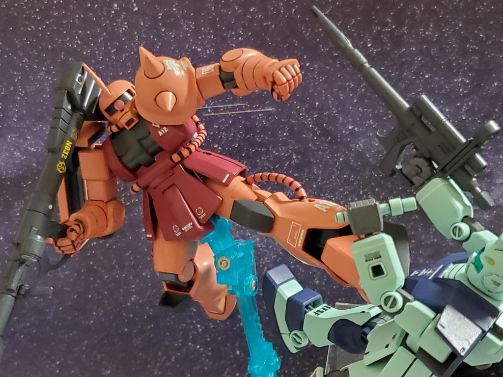 機先を制したジムだが、シャアは巧みに回避し間合いを詰め次々に攻撃を叩き込む👊✨