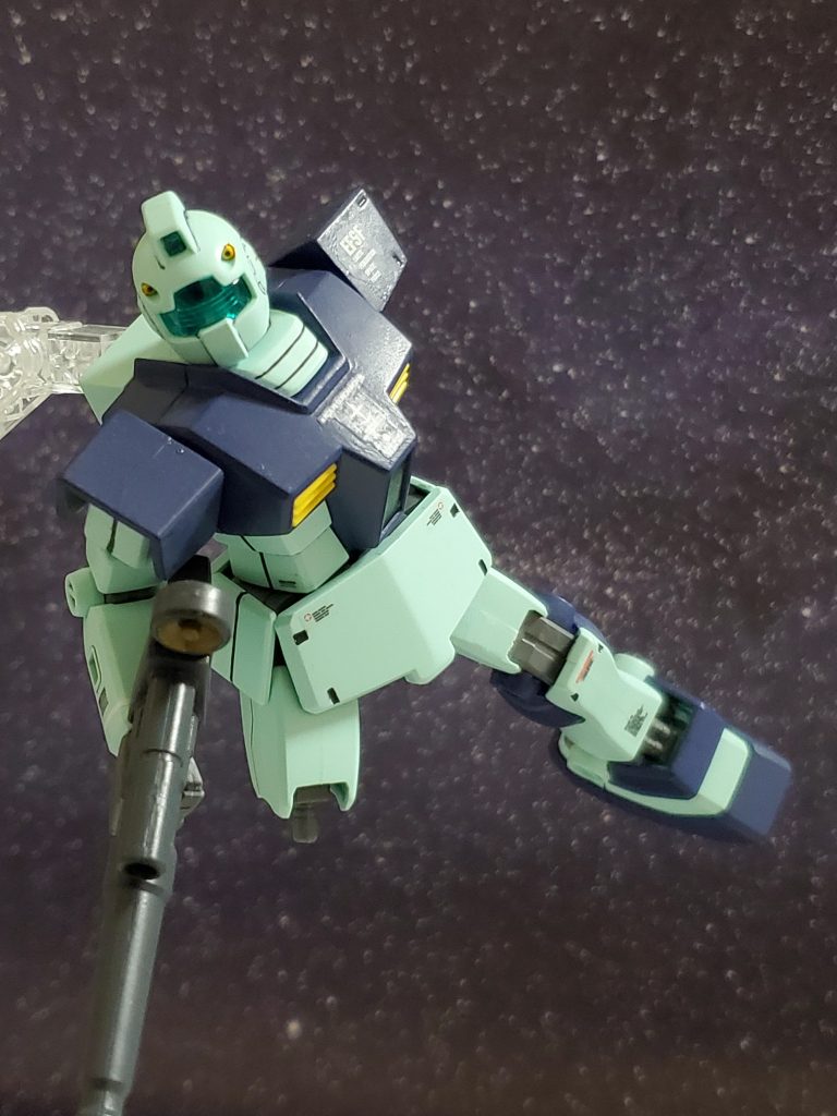 青いジムは大破するもルナ2に帰還…💦パイロットはシャアの猛攻から生存を果たした…。このパイロットの名は テネス・A・ユング…後の第7狙撃部隊所属のエースパイロットである😔