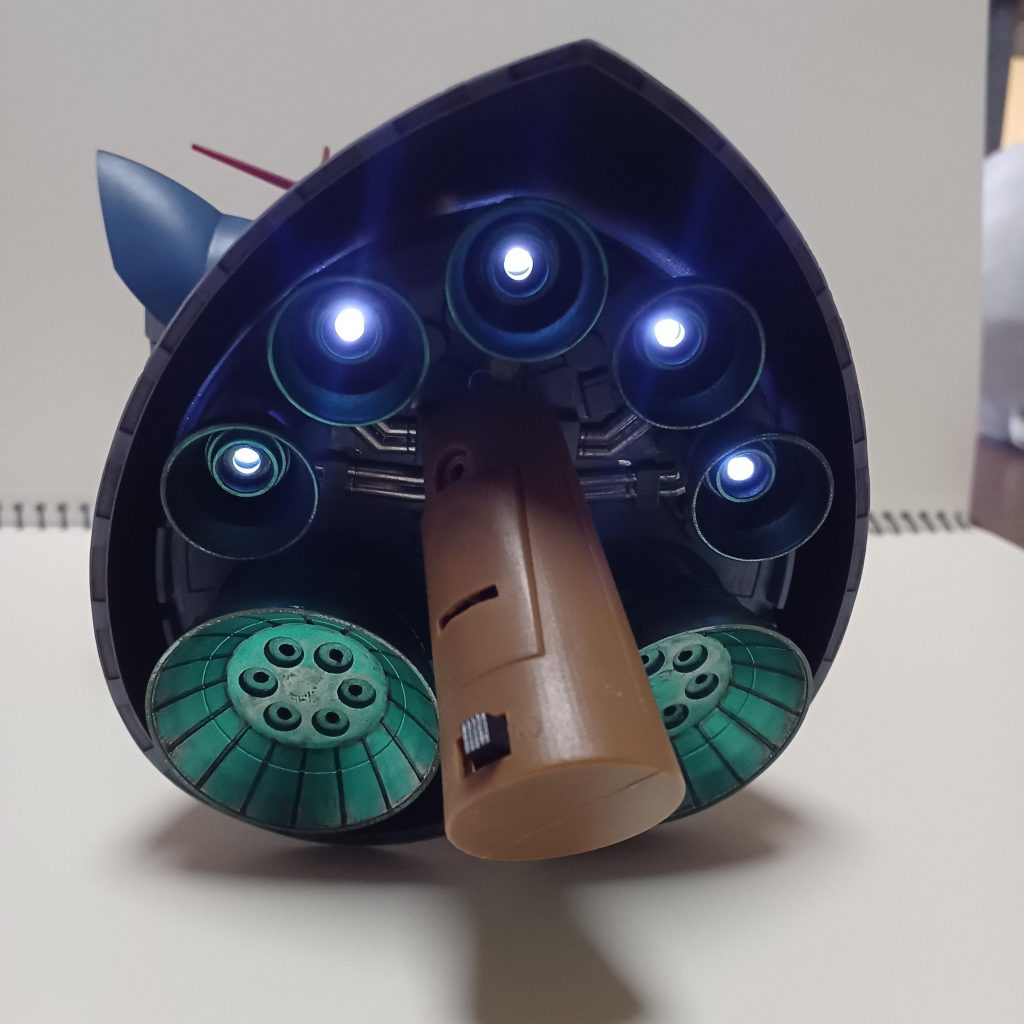 バーニアの部分はガンダムマかぁのガンダムメタグリーンでぬりぬりしてウェザリング本当はワイヤーライトの電池ボックスをプロペラントタンクっぽくしようと思ったけもう満足してしまった( ¯﹀¯ )