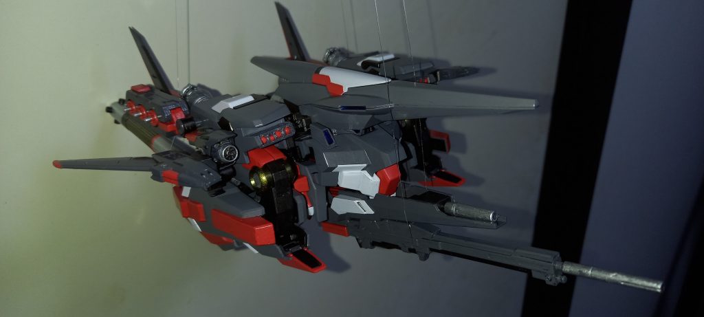 ビームライフル、シールドライフルに加え4連ロケラン2基、ウイング基部の50mm機銃8基、ファンネル6基にMS用に小型化されたIフィールドジェネレーター2基という高火力仕様