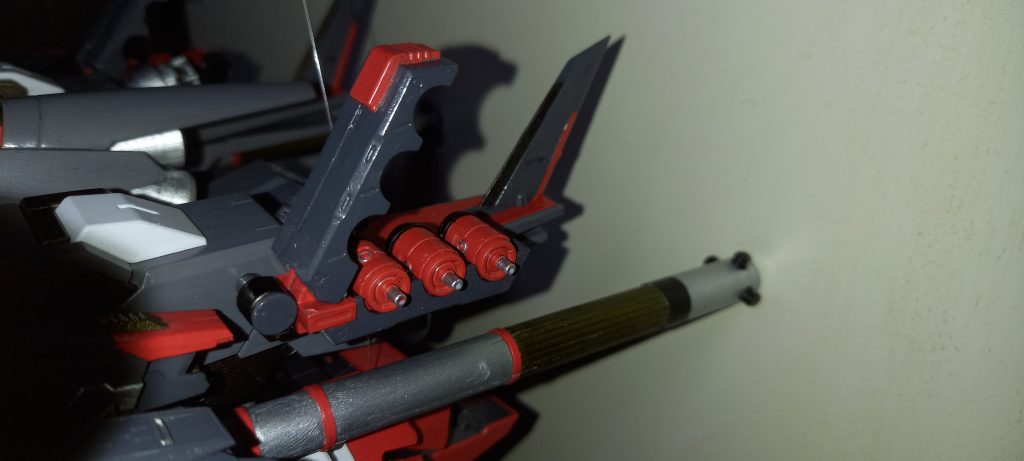 一番の特徴とも言うファンネルフレキシブル接続なのである程度自由に動かせます。ビルドパーツのファンネルセット使用下のプロペラントタンクはIフィールドジェネレーターに接続されて、Iフィールドジェネレーターはもちろん本機への供給もされてます