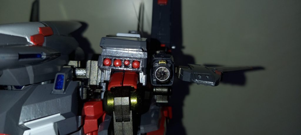 スクラッチした4連ロケランとIフィールドジェネレーター(MSGのラプターユニットの余りです)一つ小さいのは特殊弾頭という設定です!(仕切りの厚み計算間違えただけともいう)