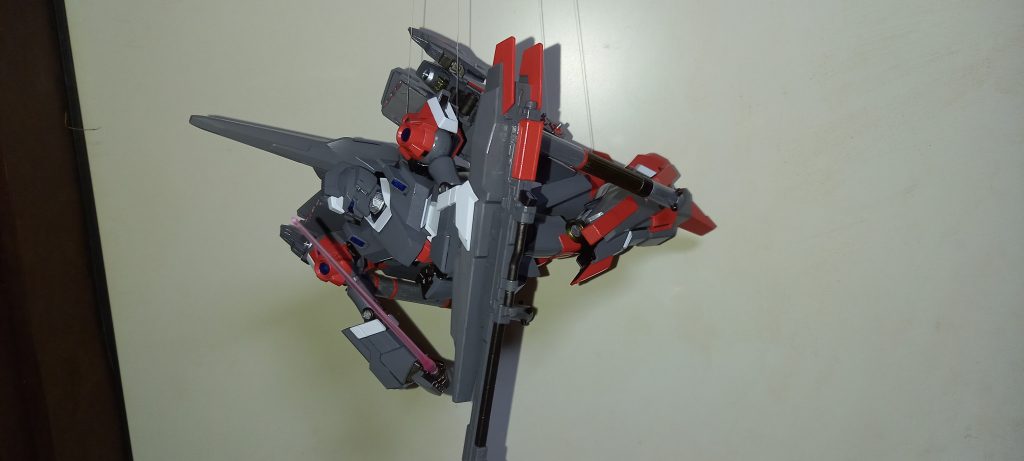 ビームサーベルで接近戦、ライフルはシールドに固定して使用できる設定です(使わないときの保持場所に困っただけとも言う)