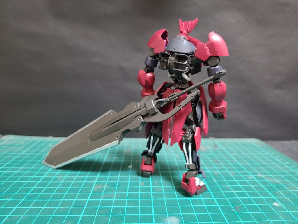 武器を腰に搭載する、たくましい背中である。