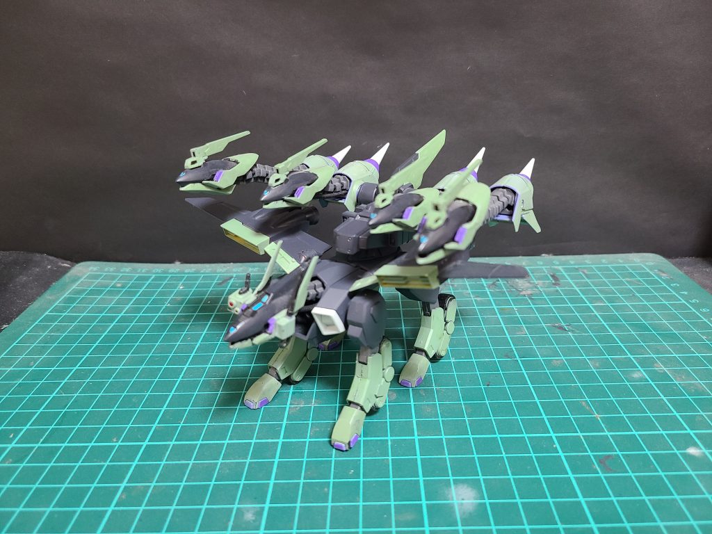 「ケルベロス·バクゥハウンド」の改造ガンプラ。バクゥハウンドの造形はそのままに翼の部分がラゴゥで頭部に新たにセンサーポットが取り付けられ索敵にも優れている。そしてこの機体のメイン武装と言える「ヒュドラウィザード」は「ケルベロスウィザード」の首に当たる部分にさらに首を2つ取り付けそれぞれに役割があり中央が射撃、側面が格闘と射撃と振り分けながら使用している、ベースがブレイズウィザードを使用してることにより大幅な機動力を獲得している。ただ首を増やしてるだけだがそれによる攻撃はタチが悪く数多のダイバーが犠牲になっている。この機体と対戦したダイバーはみんな口を揃えて「バクゥハウンド?珍しい機体を…!」と言うらしい。