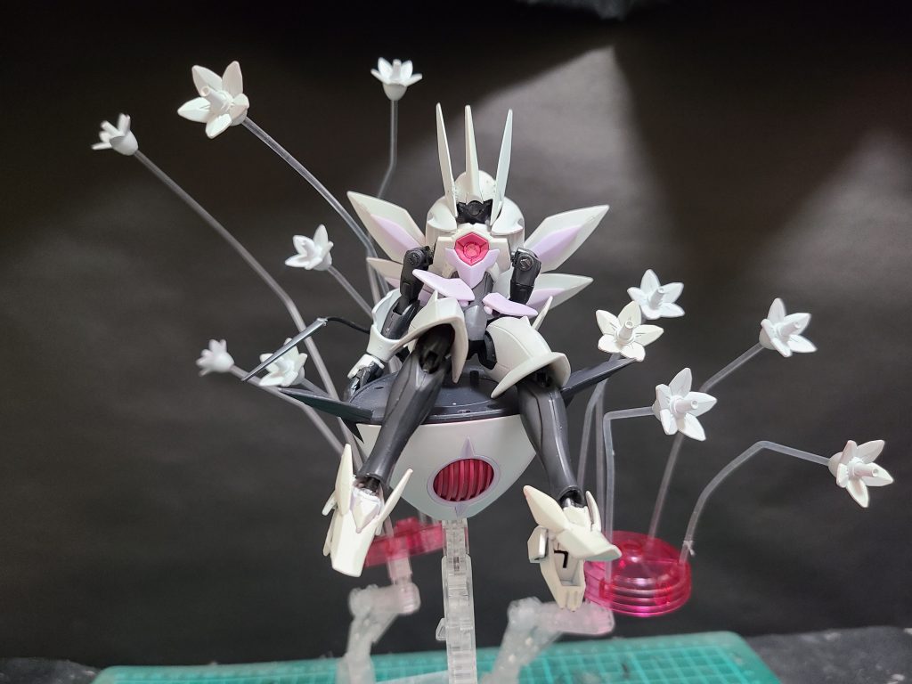 メイン武器とも言える「お花ビット」は計11機があり、シナファルシアのバックパックの中に6機、5機がフラワーベースの中に搭載されている。