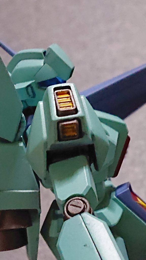 小改造として、肩横のダクト部分にM.S.Gのパーツを移植。動画でされていた方がいらっしゃったので、真似させていただきました。そのままでは入らないので、削って小さくしています。やはりジェガンはカッコいいですね。まだA型B型とか違いが把握できていないですが、機会があれば今後もジェガンシリーズは作っていきたいです。ご閲覧ありがとうございました(^^)
