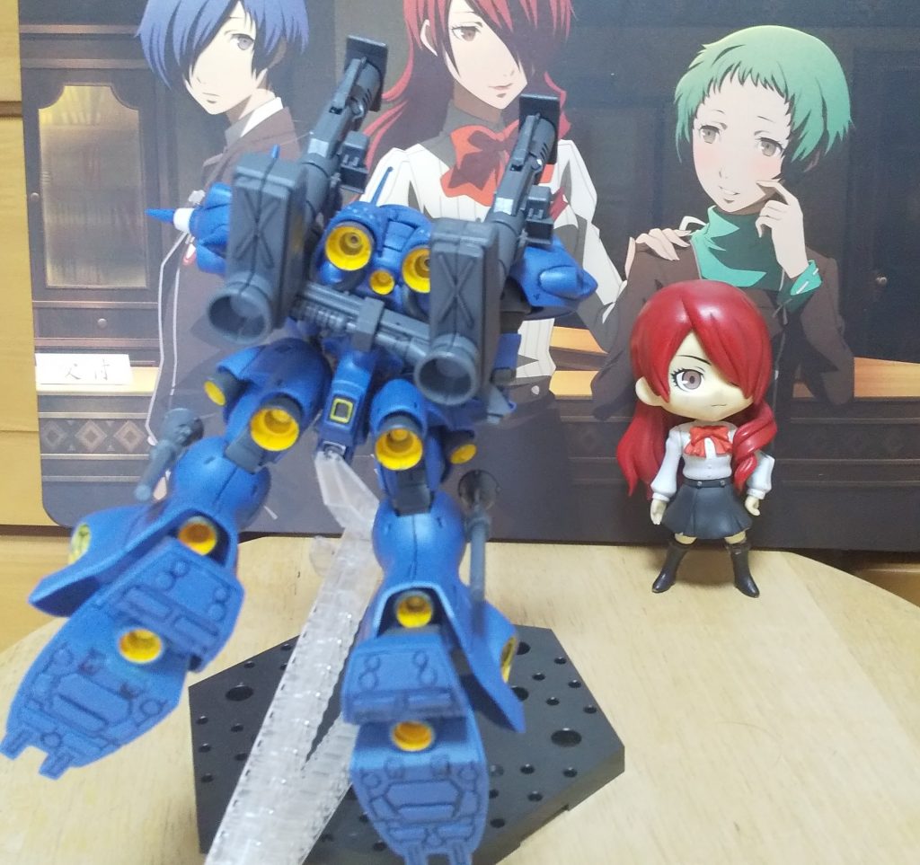 :低空飛行状態だ。これからコロニー内でアレックスがいる場所に向かい、破壊をしに向かうのだな。