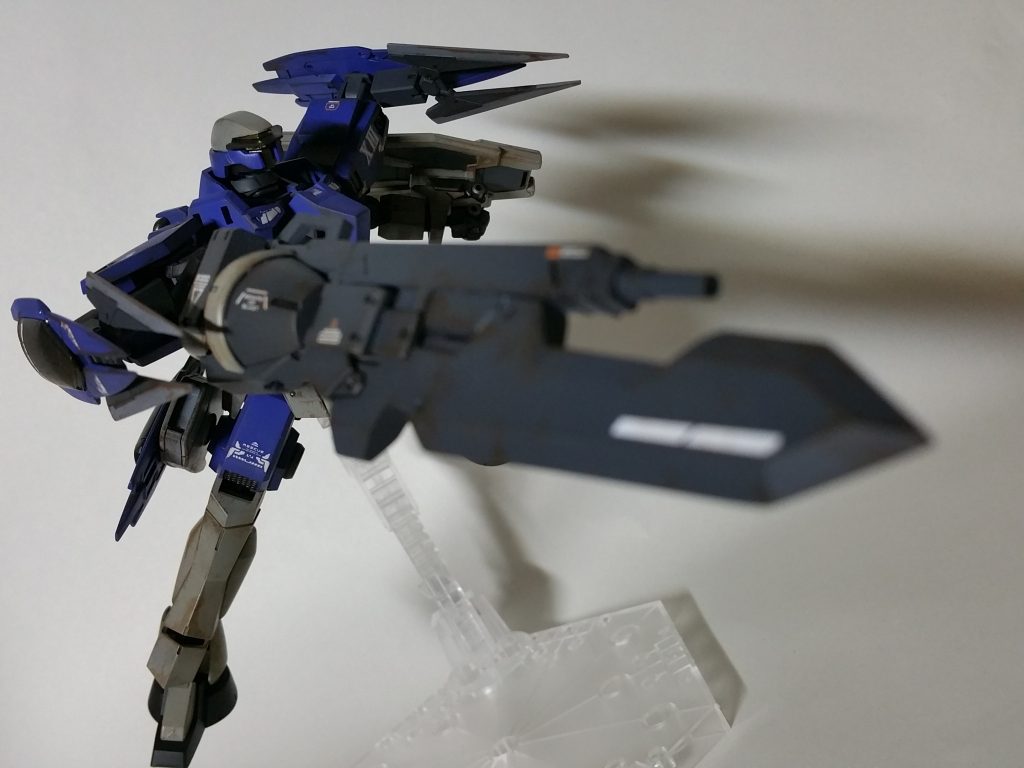 武器はランスユニットを基部にロングライフルの銃身とソードユニットの刀身を無理やり合わせた銃剣になってます。かなり大きくてかなり重いです。あと左手にはシールドも!