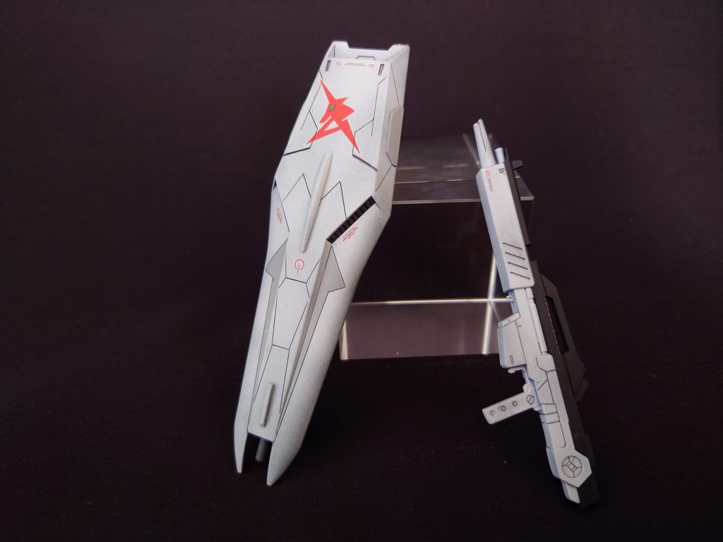 武装アップ1シールドとライフルライフルはそのまま。シールドはスジ彫り追加。デザインを鉛筆で何度書いては消したか……