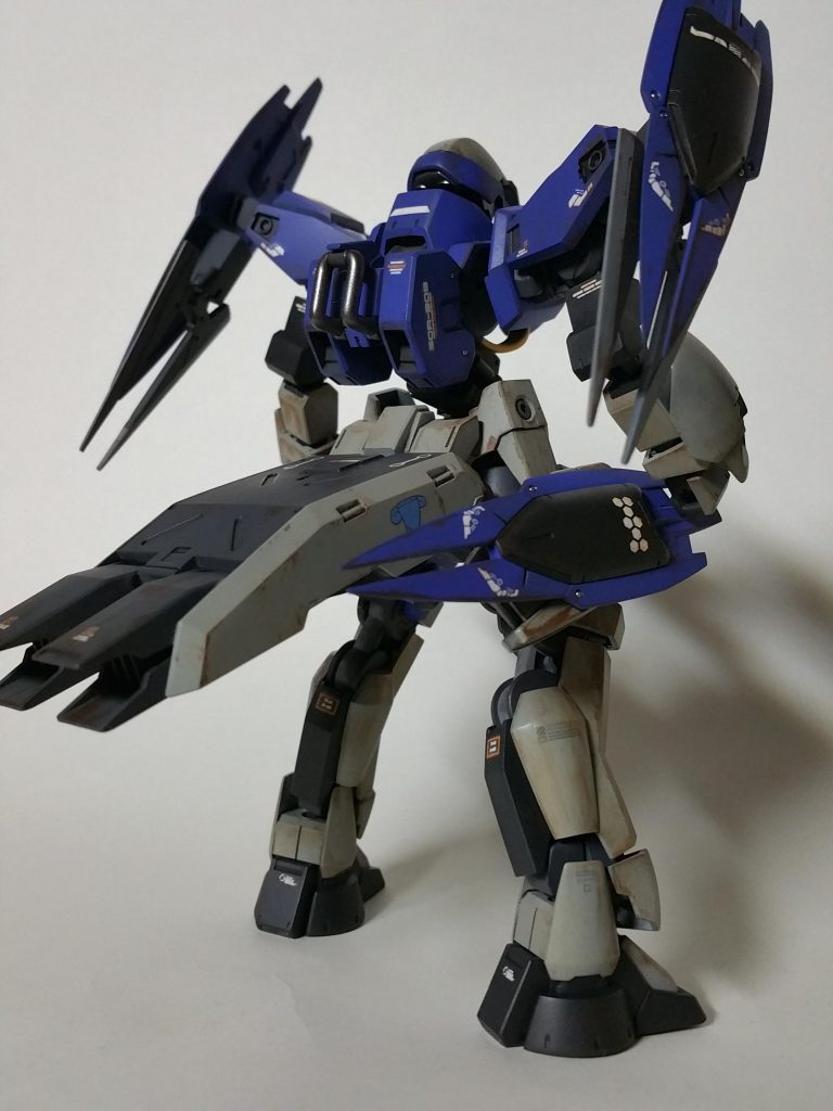 腰部にゲイレールのホバーユニットを取り付けてがっつりホバー特化な機体という感じで。腿のユニットもあるし運動性は低いだろうな~……(