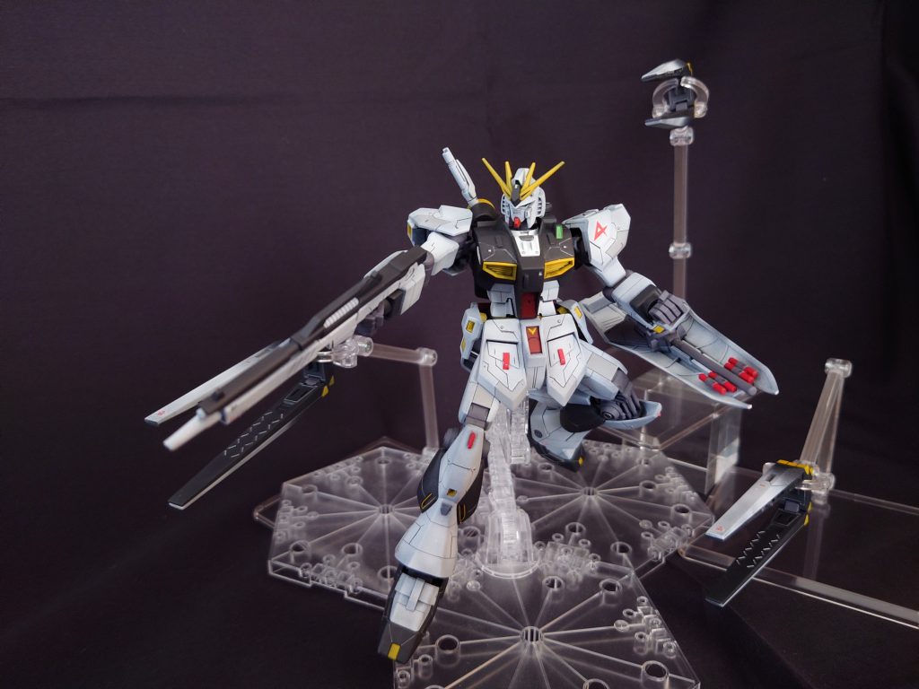 フルバースト!?残り3基のフィンファンネルはきっと画面外で敵に向かって砲撃しています!! っということで、最後までご覧いただきありがとうございました。次回は、RGバンシィが購入できたので、作成しようかと思ってます。内部発光部分をそのままにするか、発光塗装するか、発光しない塗装にするか最後まで悩みそうですが、完成した際にはご覧いただければ幸いです。