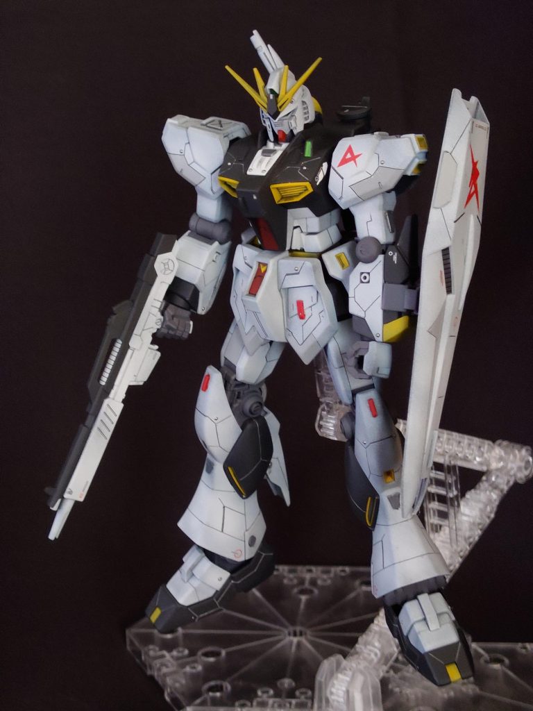後輩とEGをどれだけRGっぽく出来るかという話になり、僕はνを、後輩はRX-78-2をそれぞれ作成したので、その結果をアップしました。かなり前任者の方がやられたことですし、もっとRGっぽくされてる方もいますが、それなりにRGっぽくできたんじゃないかと思ってます。スジ彫り追加と、所々濃いグレーの塗り分け、あとはちょっとしたレッドポイントの追加ってところです。グラデーション塗装に挑戦してみたましたが、写真にすると分かりづらいので、もうちょっとはっきりとグラデーションになるようにするべきでした。これは要練習ですね。
