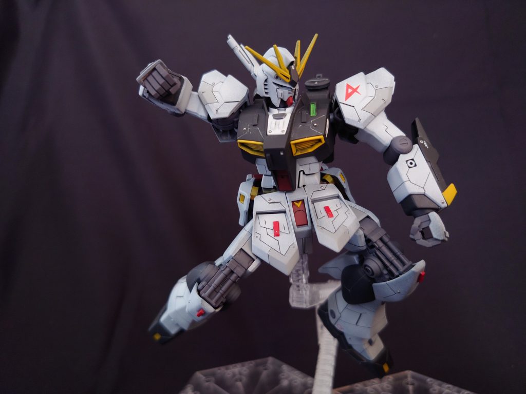 箱ポーズ今回はやられ役のジムくんは登場しません。左右のフロントスカートを分割しているので、脚の動きに合わせて動いてくれます。