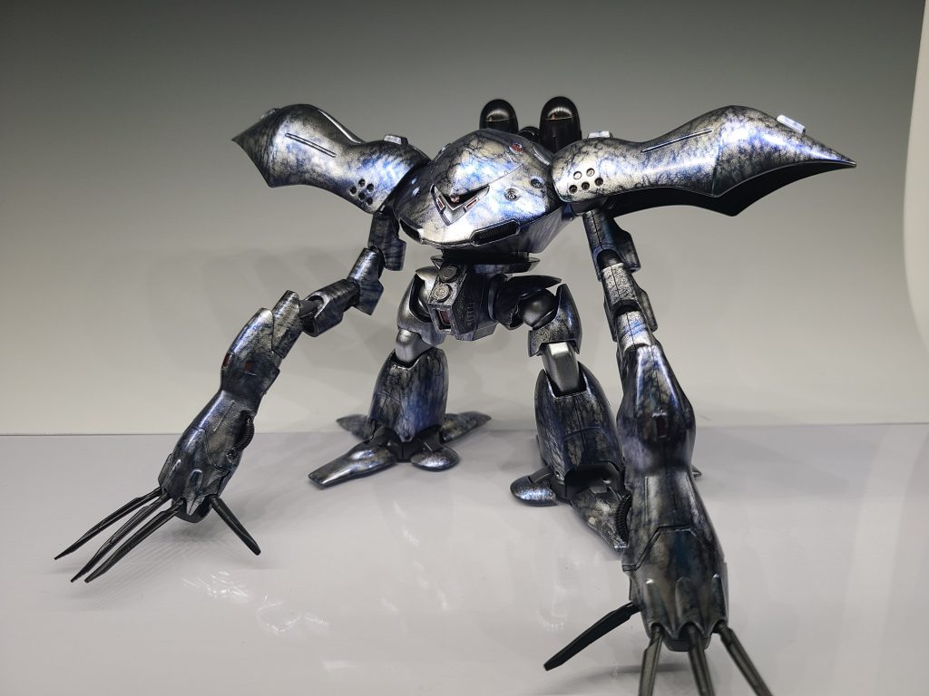 表面の外装パーツを中心に大理石模様にして、全体的にサファイアブルーで塗装しているので大理石模様以外の場所も青く光沢がでており満足の出来になりました。