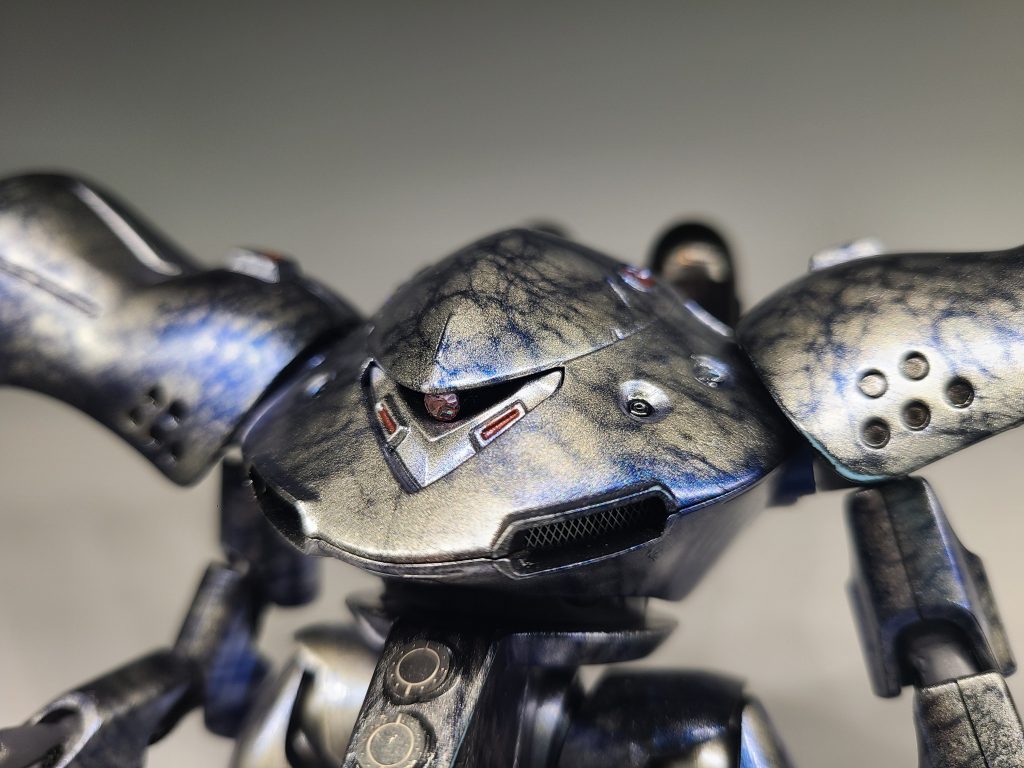 モノアイはスワロフスキーで存在感を出しています。また、排気口?の箇所をアルミメッシュに変更してみた所、雰囲気がグッと上がった気がしてます。