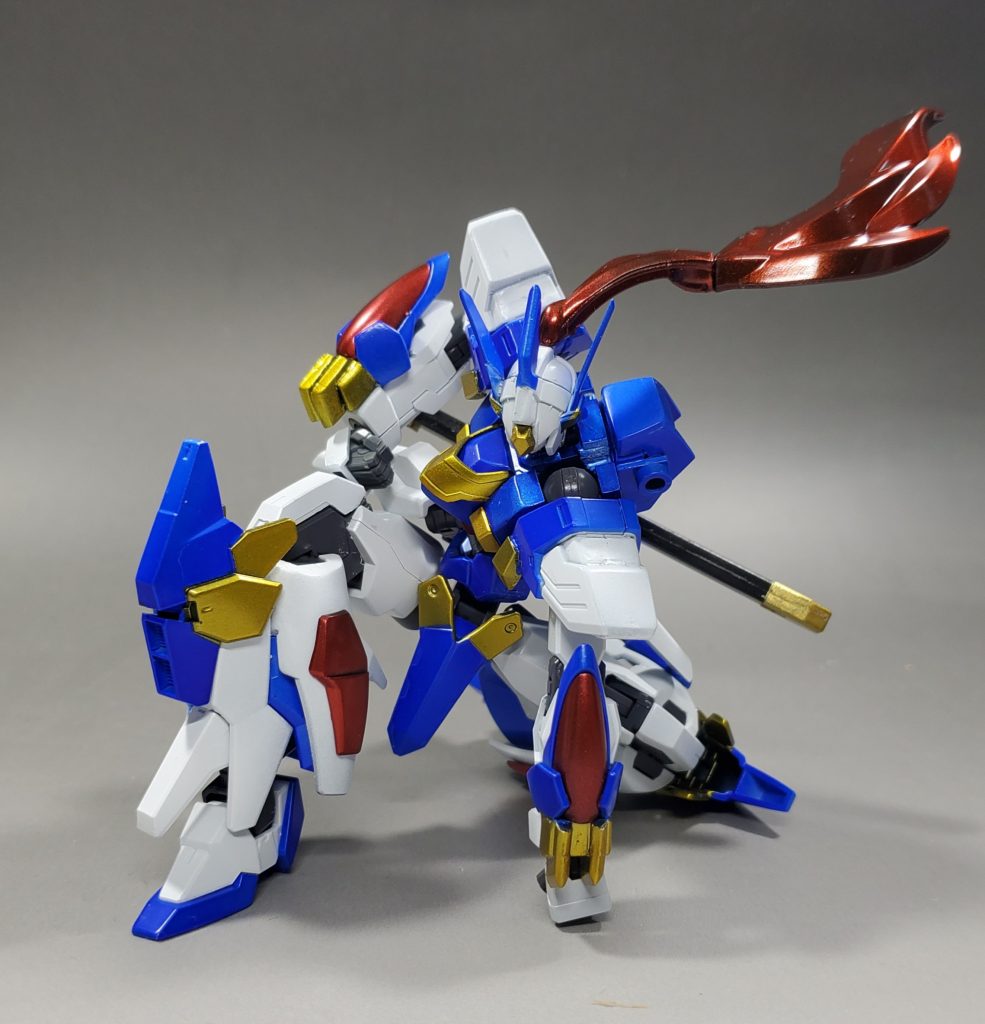 肩には球体ジョイントを仕込んでいるので本来のボールジョイントよりも広い可動ができます。ヒーロ着地！