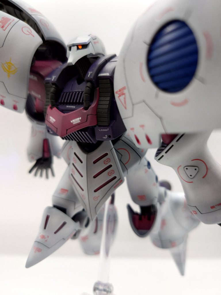 目を光らせて力強くしたかったのでガイアノーツの蛍光ピンクで塗装→タミヤのエナメルフラットブラックで塗り潰し→目の部分だけエナメル用シンナーで拭き取っています