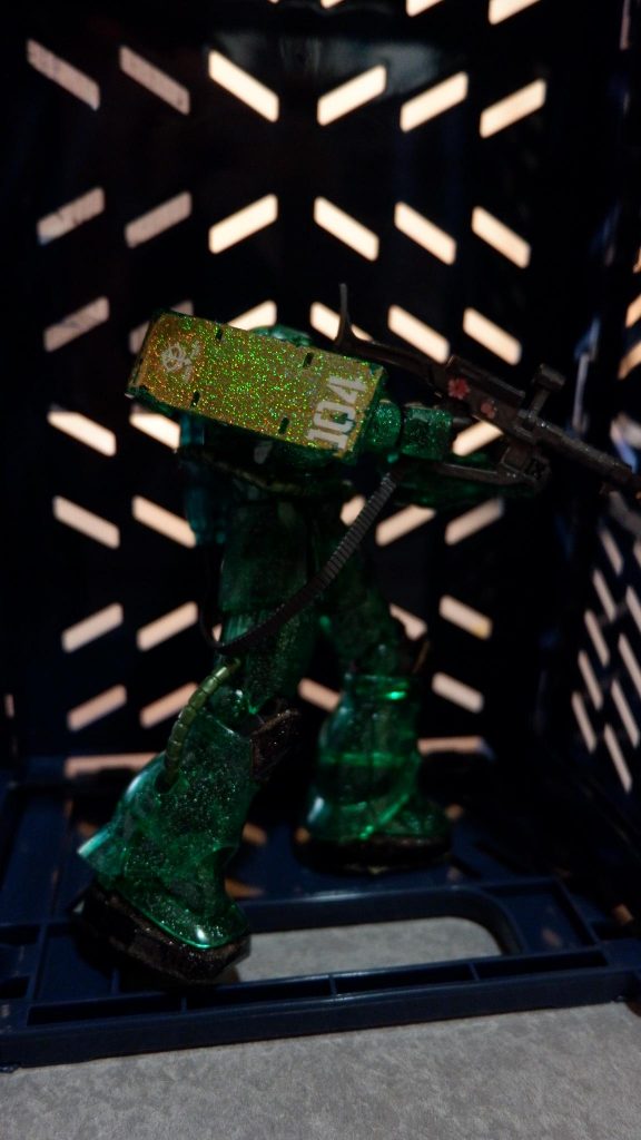 ネイルに使う塗料で盾をギラギラにしてます