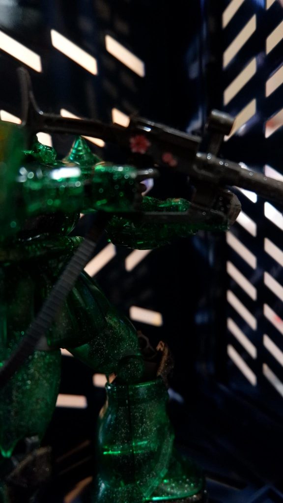 何故かマシンガンにネイルに使う花のシールを