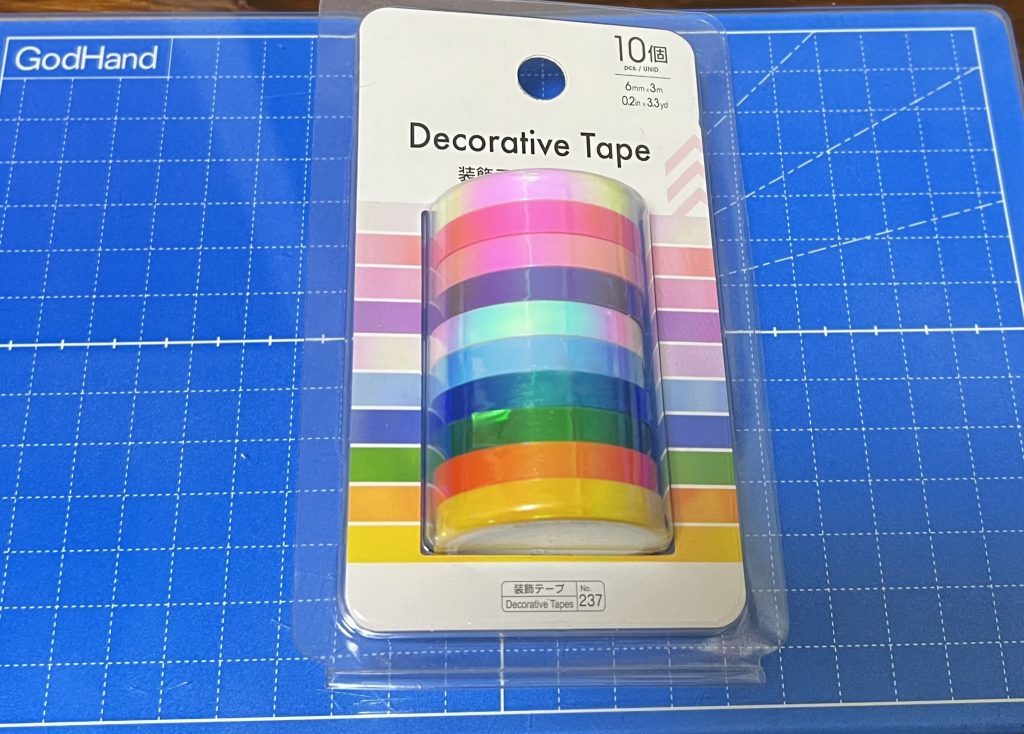 デコテープはダイソーで売っていた物を使いました。デコテープは少し透かしがあるので、貼る場所の色次第で見え方が変わります🤔使い場所は白地部分が安定します🥹