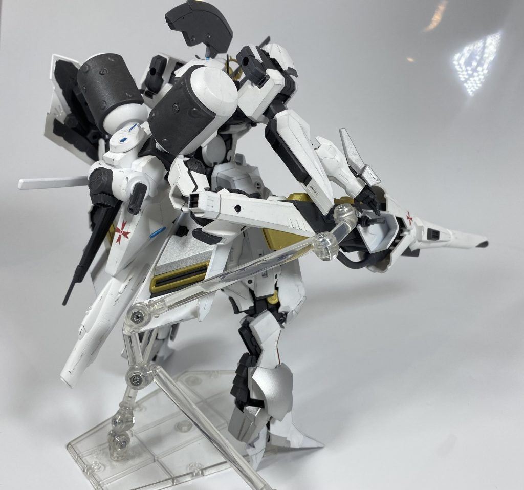 [フレイムランチャー]遠距離戦時や対多数戦時に使用されるプラズマ砲。バックパックから供給されるエネルギーを用いてプラズマを生成、高エネルギービームとして照射する武装で、本機最大の攻撃力を誇る武装でもある。