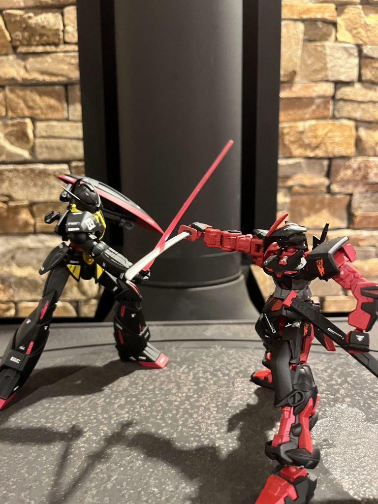 今回使った塗料はミスターカラーのイエローとミスターカラーのセミグロスブラックとミスターカラー(ガンダムカラー)ファントムグレーとミスターカラー(ガンダムカラー)MSシャアレッドとミスターカラーのクリアイエローとミスターカラー(Gxカラー)クリアピンクです。つや消しはミスターカラーのスーパースムースクリアーで光沢はミスターカラーのスーパークリアーⅢです。