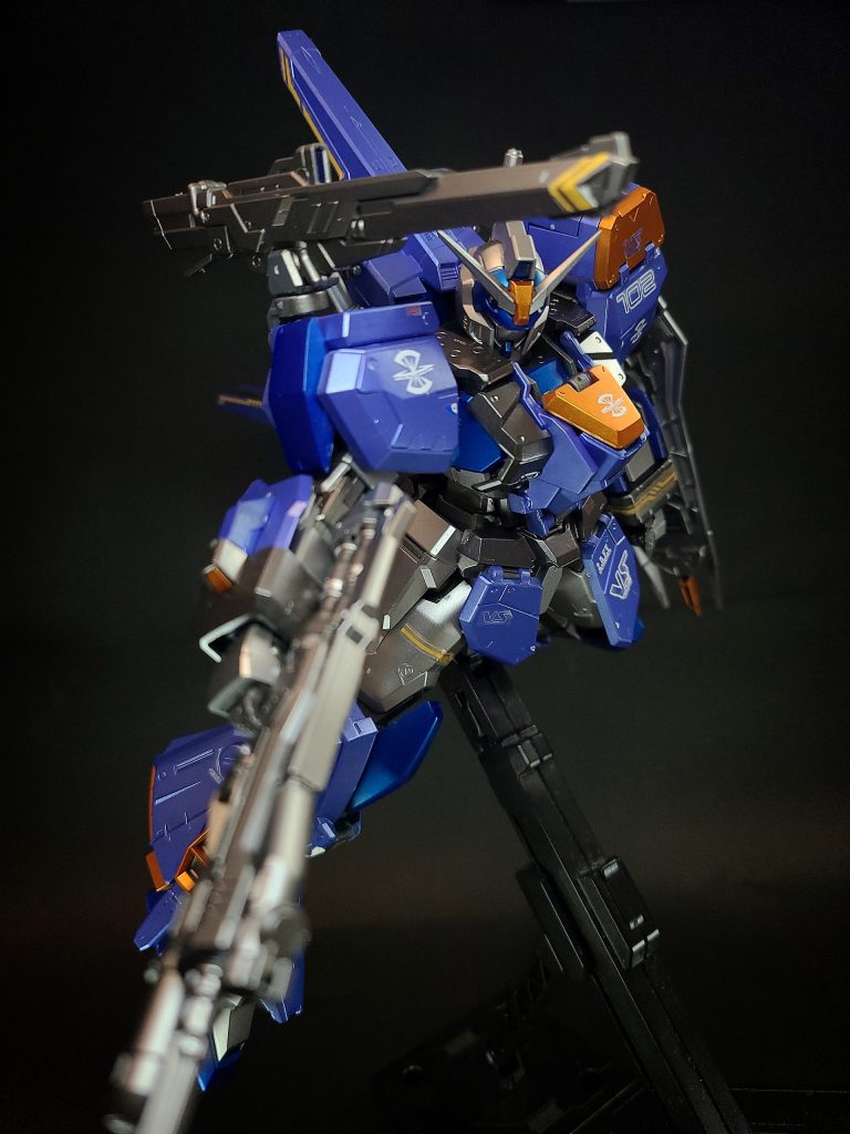 57mm高エネルギービームライフル主兵装のビームライフルで、モビルスーツを一撃で撃破できる威力を持つ。銃身下部にグレネードランチャーを装備している。連合兵からの評価が高く、後に少数が量産された。175mmグレネードランチャービームライフルの銃身下部に装備されている武装。原作ではピースメーカー隊の旗艦・ドゥーリットルの艦橋に撃ち込み、撃沈している。