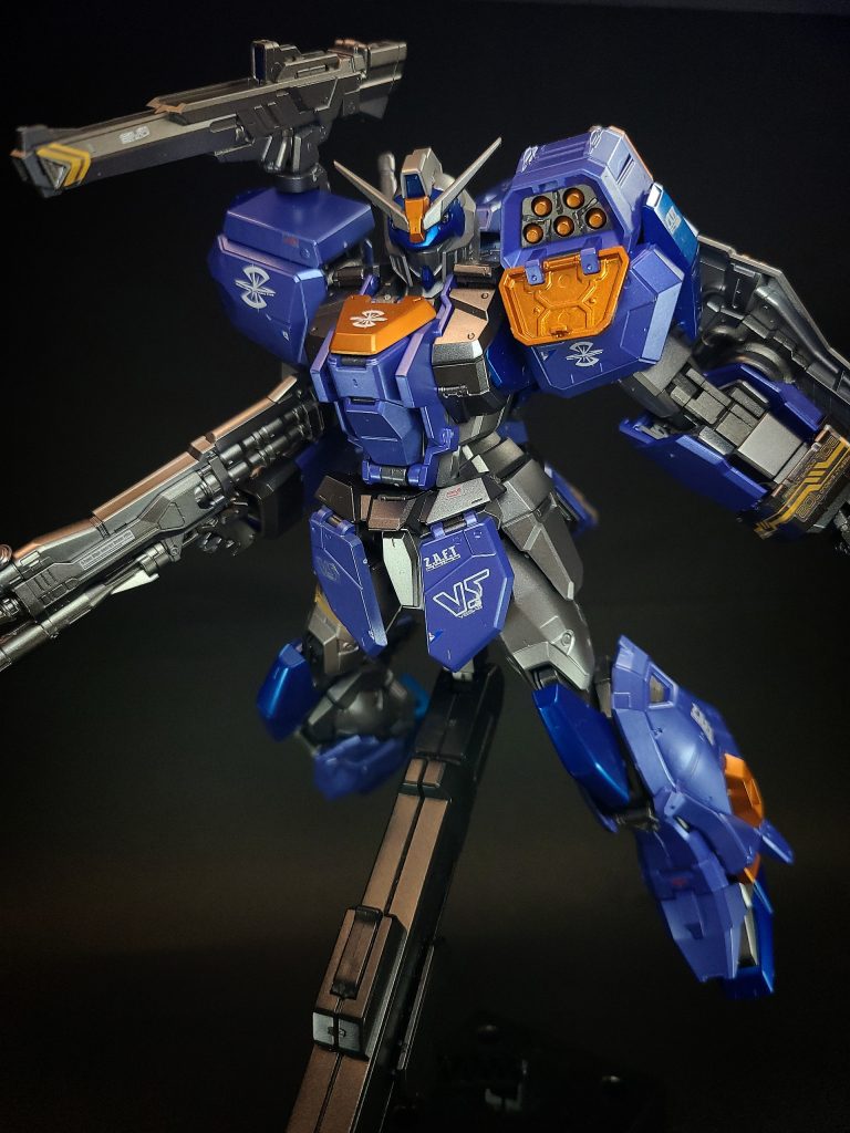 220mm径5連装ミサイルポッドアサルトシュラウド装備後の追加武装。バスターガンダムの武装を参考にしたと思われる。