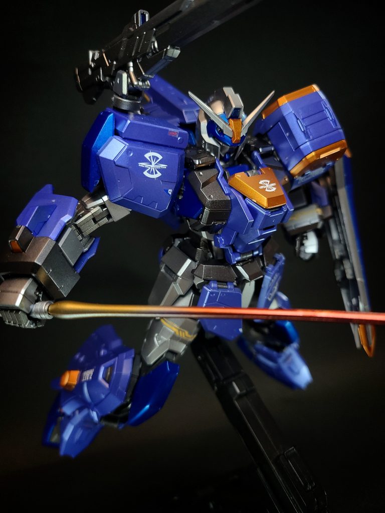 ビームサーベルバックパックの左右マウントホルダーに搭載されており、ストライクの物と同じ。『デュエル』（＝決闘）の名を冠する白兵用の本機の思想を体現する最重要装備。2本のうちの1本は予備であり、エネルギー消費の関係上、二刀流は好ましくないが、イザークは接近戦を好み、二刀流で優秀な戦果を挙げている。中でも、シャニ・アンドラスの搭乗するフォビドゥンガンダムを撃破したシーンは有名。