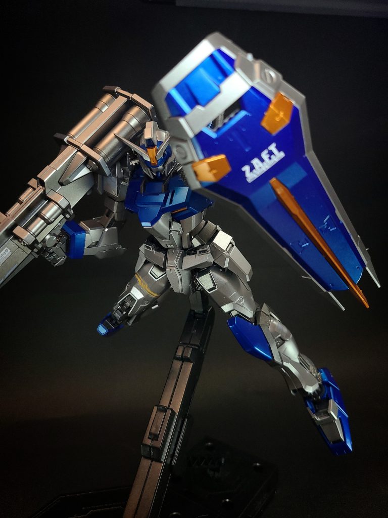 対ビームシールドビームの粒子を反射・拡散させる特性を持つ特殊塗料を施されたシールド。ストライクの装備する物の同一品であり、こちらは青を基調としている。一般的なモビルスーツのビーム兵器に対してなら充分な防御力を持つ。