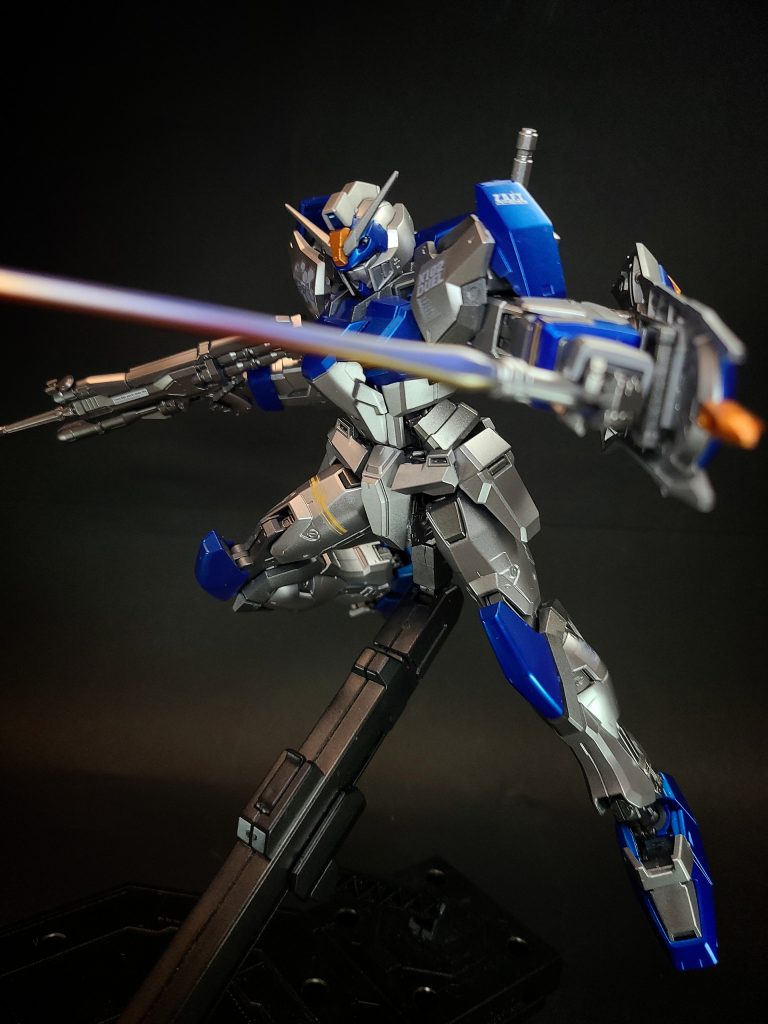 ビームサーベルバックパックの左右マウントホルダーに搭載されており、ストライクの物と同じ。『デュエル』（＝決闘）の名を冠する白兵用の本機の思想を体現する最重要装備。2本のうちの1本は予備であり、エネルギー消費の関係上、二刀流は好ましくないが、イザークは接近戦を好み、二刀流で優秀な戦果を挙げている。中でも、シャニ・アンドラスの搭乗するフォビドゥンガンダムを撃破したシーンは有名。