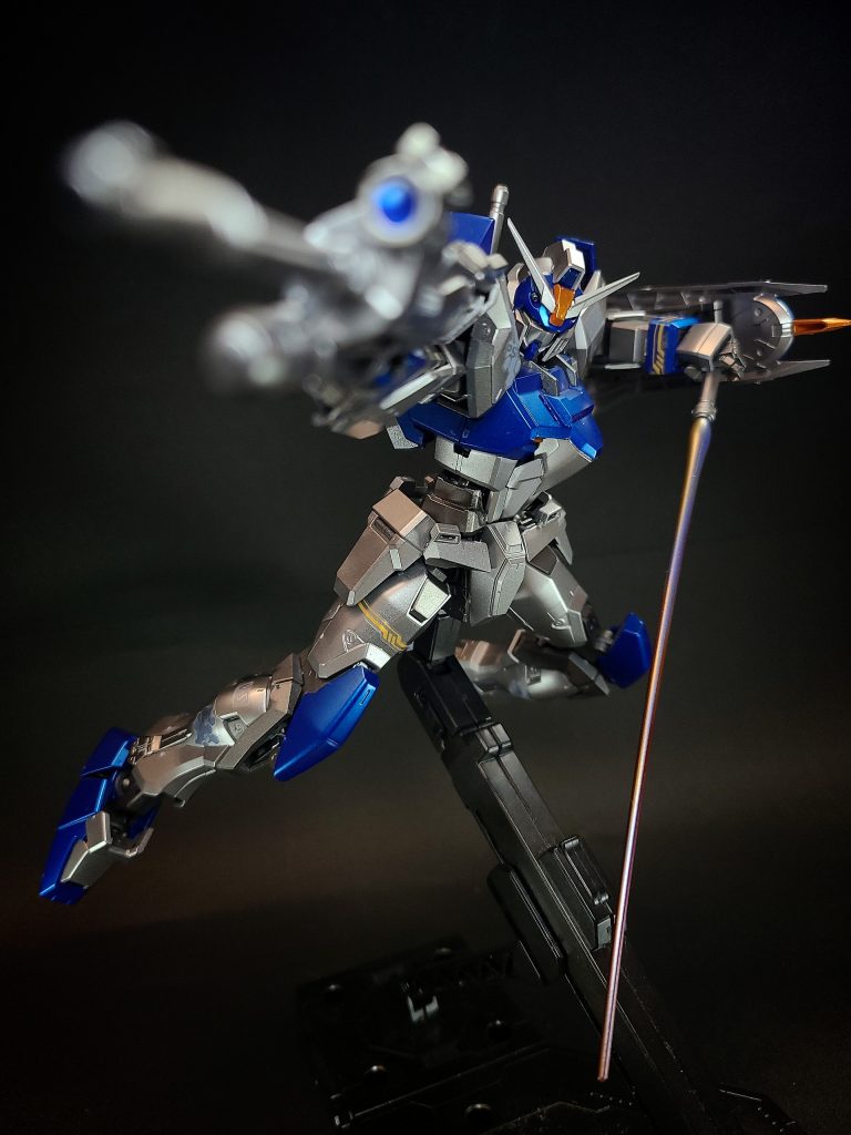 175mmグレネードランチャー装備57mm高エネルギービームライフル主兵装のビームライフルで、モビルスーツを一撃で撃破できる威力を持つ。銃身下部にグレネードランチャーを装備している。連合兵からの評価が高く、後に少数が量産された。175mmグレネードランチャービームライフルの銃身下部に装備されている武装。原作ではドゥーリットルの艦橋に撃ち込み、撃沈している。