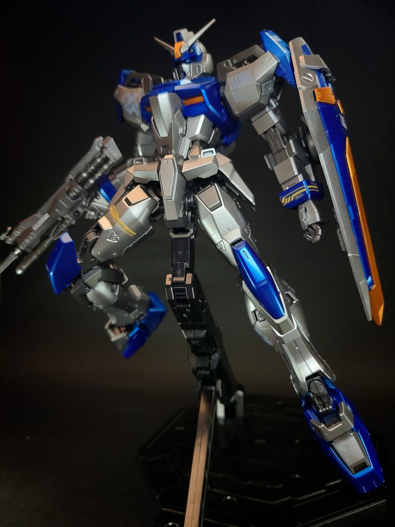 特殊機能フェイズシフト装甲一定の電圧を持つ電流を流して相転移させる特殊装甲。その際、装甲には色がつく。実弾兵器をほぼ無効化でき、単独での大気圏突入も可能だが、高出力のビーム兵器の前には無力である。武装・必殺攻撃75mm対空自動バルカン砲塔システム「イーゲルシュテルン」頭部に2門装備されている近接防御機関砲。用途はミサイルの迎撃や接近してくる敵機への牽制及び威嚇。