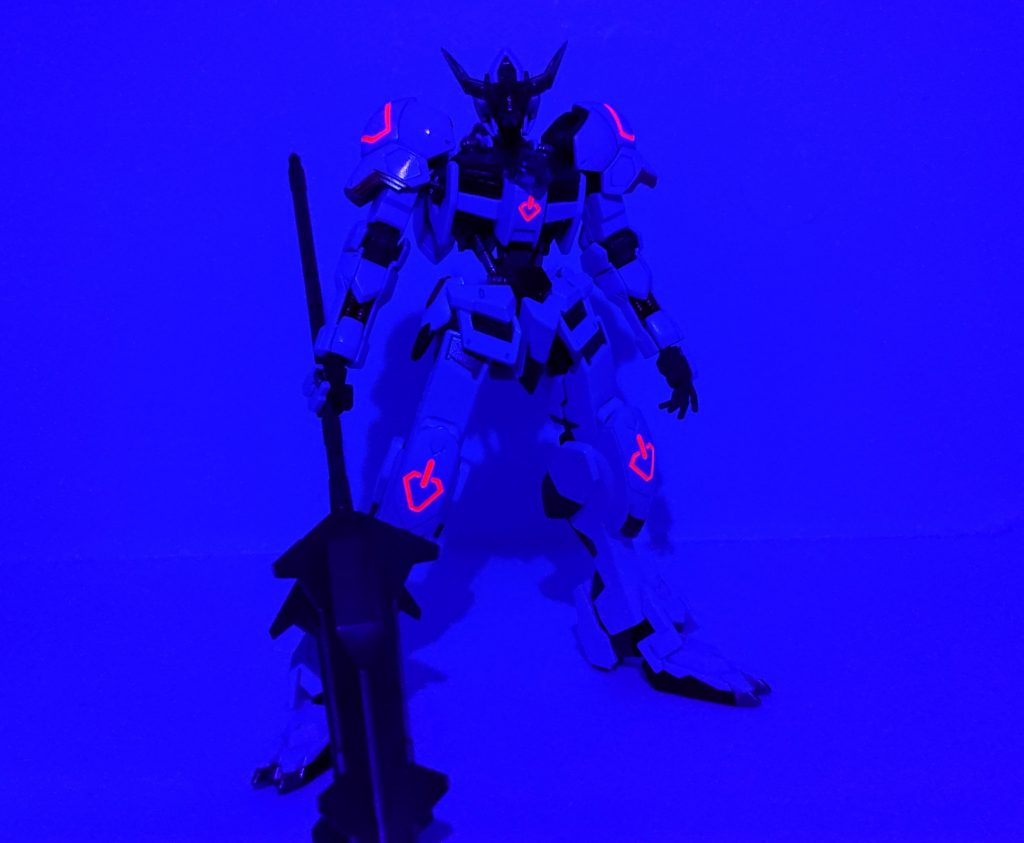 電源マークはアクリジョンの蛍光レッドで塗ったのでブラックライトを当てると発光します。