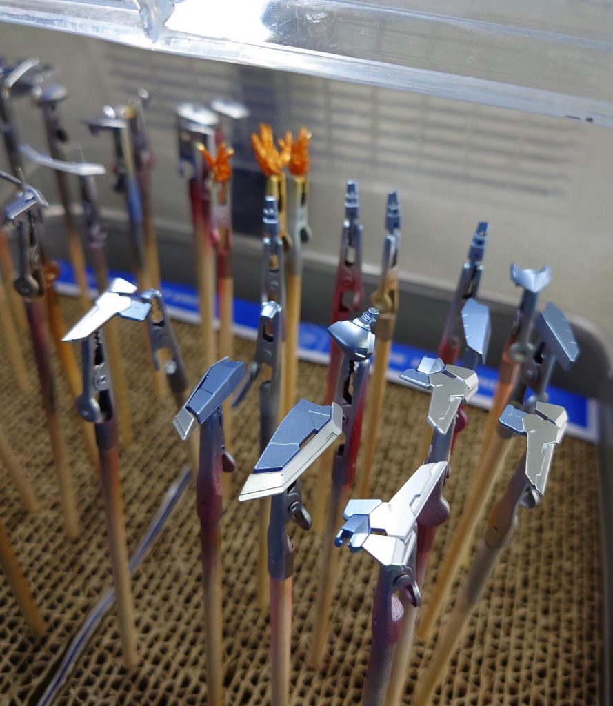 青パーツの下地です。わかりにくいですが完成後に微妙に濃い部分、薄い部分と変化が出るように分けています