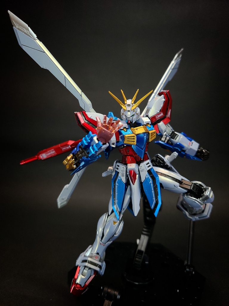 ハイパーモード前駆はシャイニングガンダムのスーパーモードとなるが、同機能が怒りを引き金に起動していたのに対し、ハイパーモードはより洗練された機構をとっている[4]。ハイパーモード時は、背部のエネルギー発生装置が展開して光の輪を発し、胸部中央の装甲が目が開くように展開して内部のエネルギーマルチプライヤーが露出する[5]。また、ノーベルガンダムのバーサーカーモードと技術的に共通点があるらしく、アレンビーの知るネオスウェーデンの機密事項の裏技による回路の改造でエネルギー消費率を最小限に抑えられる。