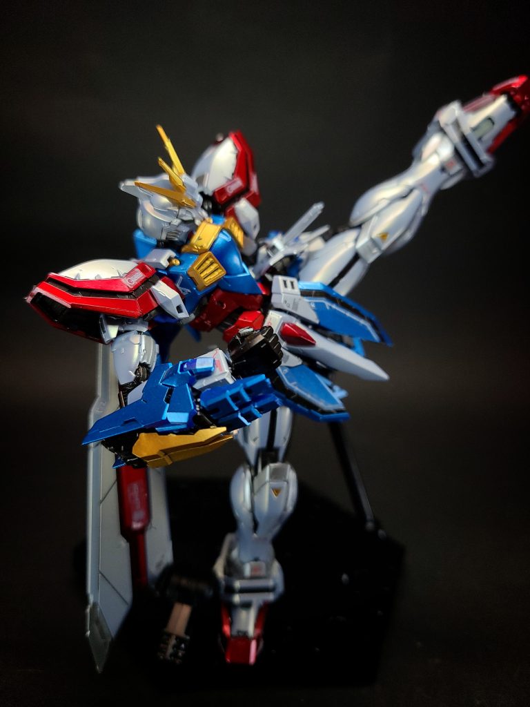 装備エネルギーマルチプライヤーシステムネオジャパンが開発したシステムで、東洋の気をベースに、エネルギーを練ることができる[6]。背部スタビライザー[3][注 3]コアランダーの羽根部。ハイパーモードの際は展開し、機体にマグネットコーティング効果を付加。機動性の向上に寄与し[6]、機体の気脈さえも活性化させる[4]。展開時には正面からみて展開時の位置で左上、右上、左、右、左下、右下の順にそれぞれ「夢、幻、泡、影、露、電」という銘を持つ[7][注 4]。多目的アンテナゴッドガンダムの角部のうち、大きなものは情報収集用として装備される[3]。