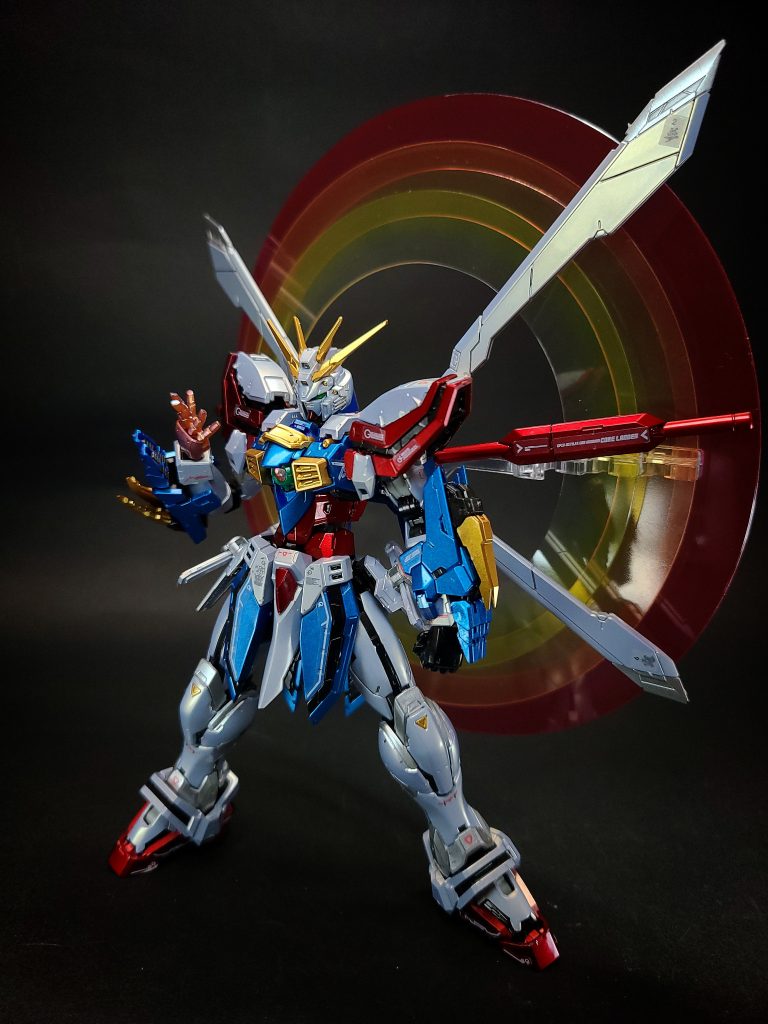 武装ゴッドスラッシュビーム刀の一種で、シャイニングガンダムのものよりも強化されている[7]。バルカン砲頭部に4門設置されている、60mmバルカン[注 5]。マシンキャノン肩部に装備される三連装砲。使用時はカバーが展開する