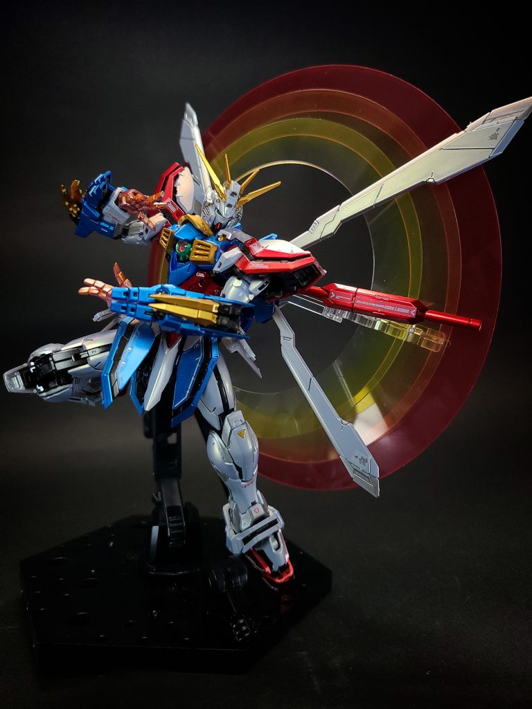 必殺技爆熱ゴッドフィンガーハイパーモードで使用可能となるシャイニングフィンガーの発展技。シャイニングフィンガーが持っていたパワーに高熱による破壊力が付加される[6]。背面ジェネレーターで増幅されたエネルギーを掌に集め、一気に放出する。敵機に直接接触し高熱で装甲を融解させる、火球を撃ち出すなどのバリエーションがある。シャイニングフィンガーと同じく、指関節が外れて関節から液体金属でマニピュレーターを覆う構造[5]だが改良されており、まず液体金属の吹き出し口を螺旋状にすることでドリル効果を与えて威力を上げ[5]、さらに前腕カバー「ゴッドフィンガープロテクター[4]」（資料によっては「Gナックル」とも[5]）が手の甲を覆うように展開し、エネルギーロスを最小限に抑えつつ確実に攻撃対象を破壊する。プロテクター形状は第12回大会で活躍したネオアルバニア代表GFの柔術を参考にしたもの[4]。手応えを感じた際、ドモンの「ヒート・エンド！」の掛け声と共に敵機を爆破する。シャイニングフィンガーと同様にエネルギーを放射することも可能であり、劇中では火炎放射のように噴き付ける、火炎弾として飛ばすなどの派生技を見せる。ネオホンコンでの本戦における決勝三ヶ条の1つ「コクピットへの直接攻撃も認められる」に伴い、シャイニングフィンガーを使用していた時ほど敵機の頭部に限定した使用をしておらず、2本の爪付きの手甲であることを活かして敵機のコクピットに近い腹部に貫手のごとく突き刺し、持ち上げてから破壊していた（ただし、パイロットは1人も死なせていない）。前口上は「俺のこの手が真っ赤に燃える！ 勝利をつかめと轟き叫ぶ！」であり、他の技にも引用されることが多い。なお、この必殺技は劇中にて幾度となく使用されているが、本編で一度だけドラゴンガンダムの放つ「真・流星胡蝶剣」によって破られている。基本的に右手で放つが左手でも可能であり、右腕を負傷した際には左手にエネルギーを移し変えて放つ。「爆熱」の部分は通常より長く叫ぶが、これは通常の叫びでは画面の尺に比べて台詞が足らないため、ドモン役の関智一が「爆」を長く叫んで調節している。この試みが功を奏し、台本にも「ばぁぁぁく熱」と書かれるようになったという逸話がある