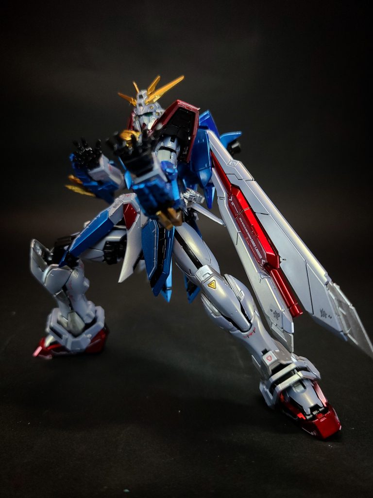 爆熱ゴッドスラッシュマンダラガンダム戦で使用されるシャイニングフィンガーソードの発展技。背面ジェネレーターで増幅されたエネルギーをゴッドスラッシュ(ビームソード)に集中させ、破壊力を高める。放出技であるゴッドフィンガーに比べ、消費エネルギーが少なく済む。