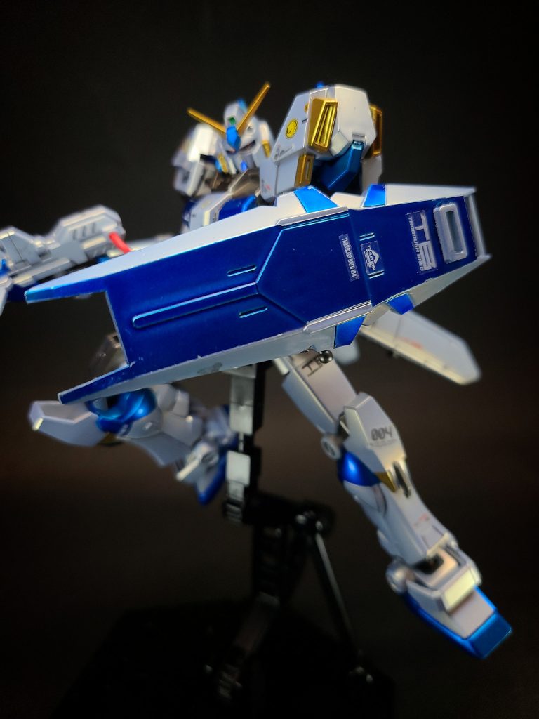 シールド伸縮機能付きのシールド。格闘武器としても使用可能。