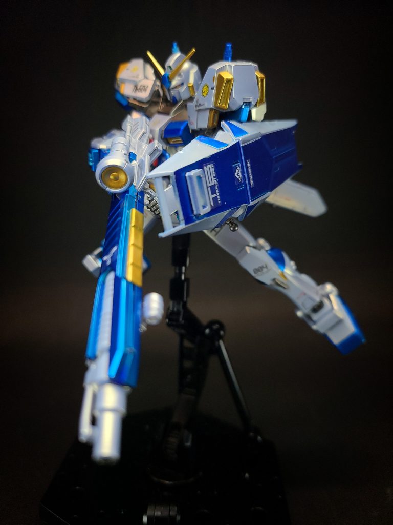 メガ・ビーム・ランチャー本機専用の対艦用ビーム兵装。本体のジェネレーターのみでは稼働できないため補助ジェネレーターを追加装備する。リミッターを解除することで威力を上げられるが、制御が不安定になる。4号機本体ほどもある長砲身であるため、精度の高い射撃を行うべく、照準用センサーが3基取り付けられている。