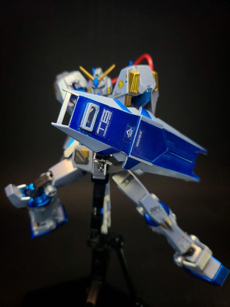 ハイパー・バズーカ肩掛け式の無反動砲。ガンダムが使用する物と同一。