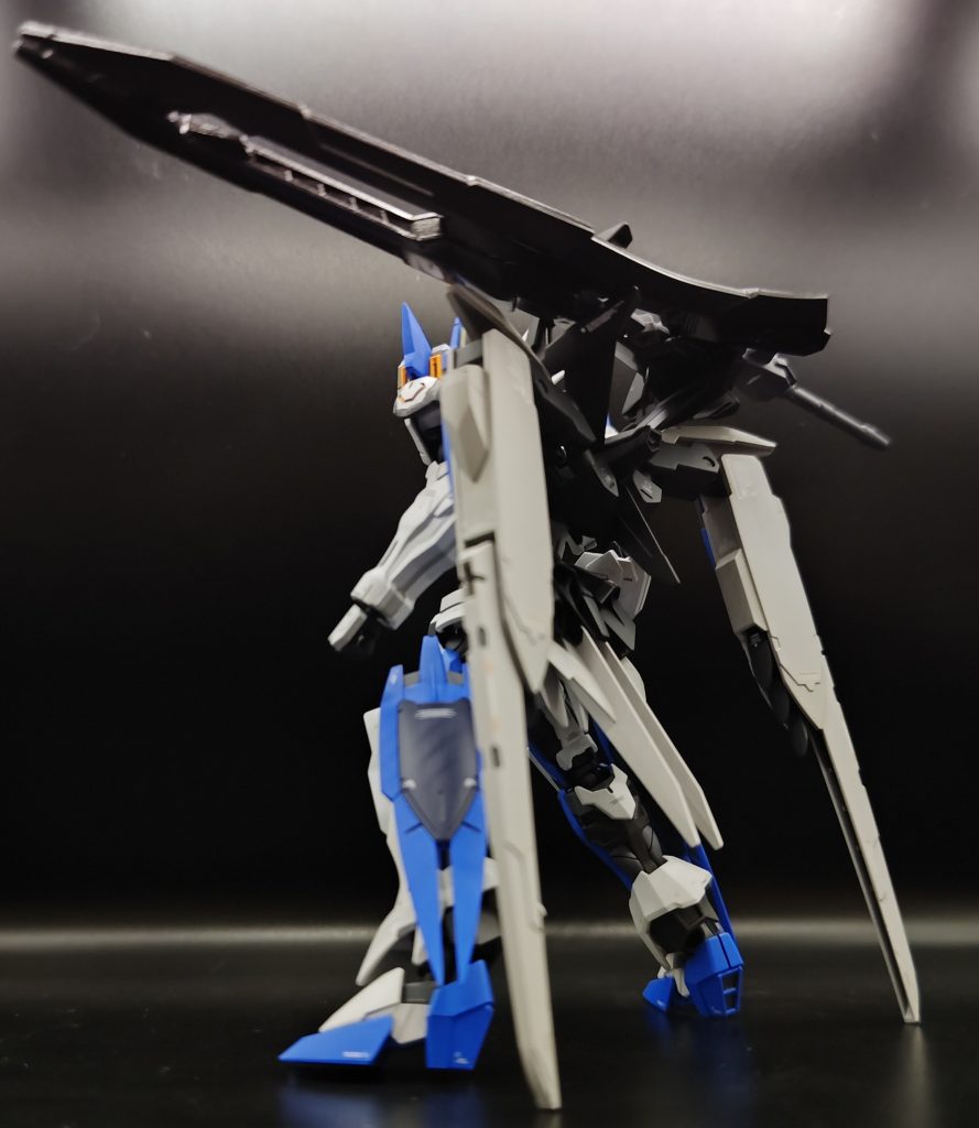 ロードアストレイΩをベースに、両腕とウイングをバエルから持ってきました。脚部は寂しかったので、ジャンクパーツからマクギリス用シュヴァルベのパーツをくっつけてます。カラーリングをバエルに寄せることで、強引にバエルに見えるようにしたつもりです…