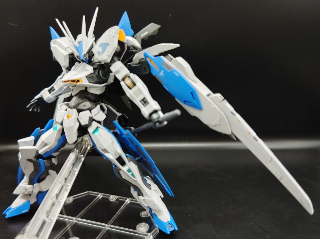 アンテナや肩、肘などをプラ板で延長し、シャープにしました。シャープ化は地味であまり目立たないディティールアップポイントだと思いますが、実は極めて効果の高い加工だと個人的に思ってます。