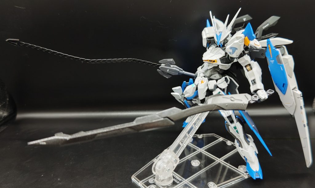 本体はつや消しですが、武器はメタリックの光沢仕上げにしてメリハリをつけました。