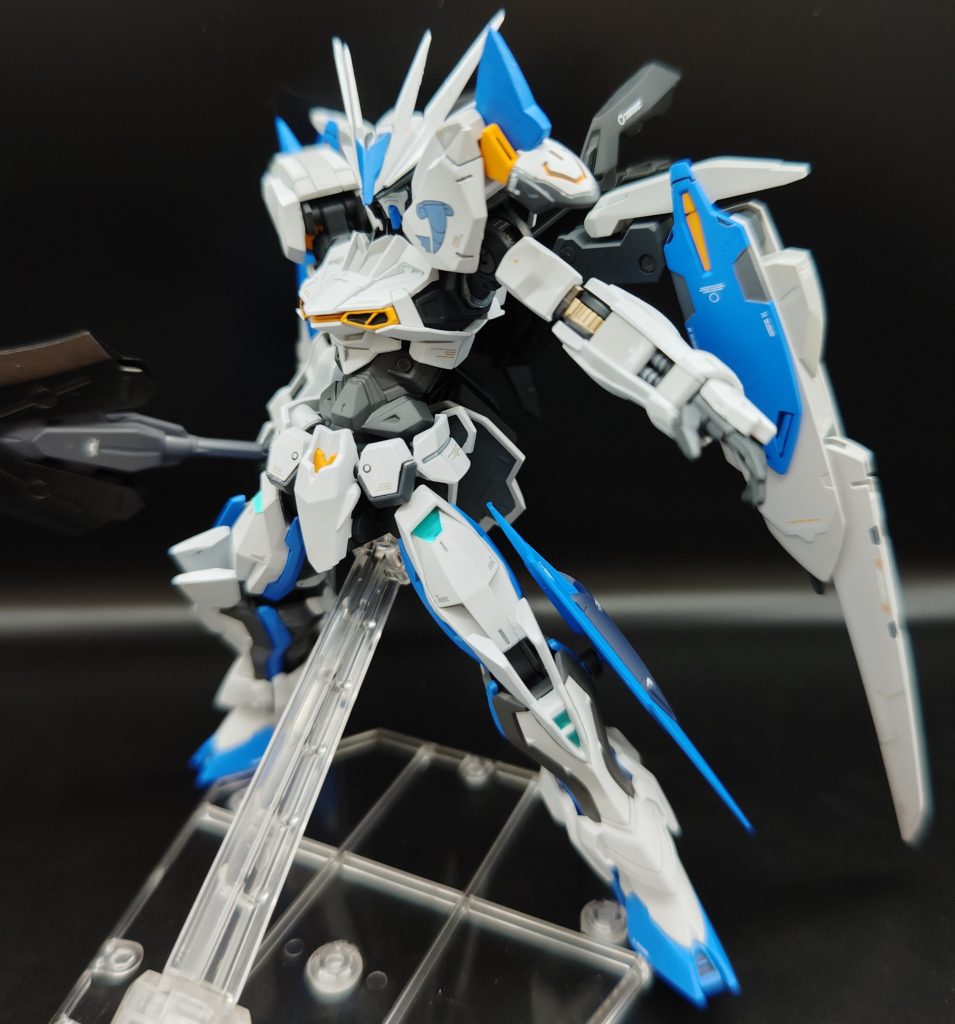 平手はオプションセット7のヴィダール用のものを、バエルの手甲に合うように加工しました。