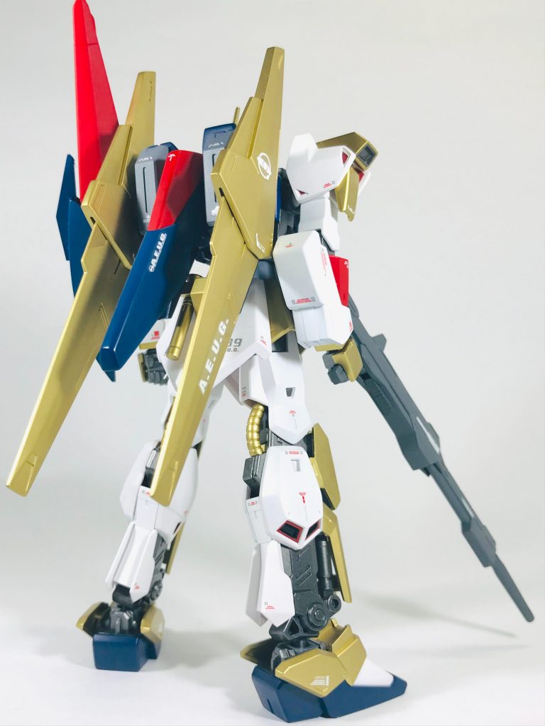 後姿です。バックパックはリガズィのものを、シールドとビームライフルはゼータガンダムのものを流用してます。