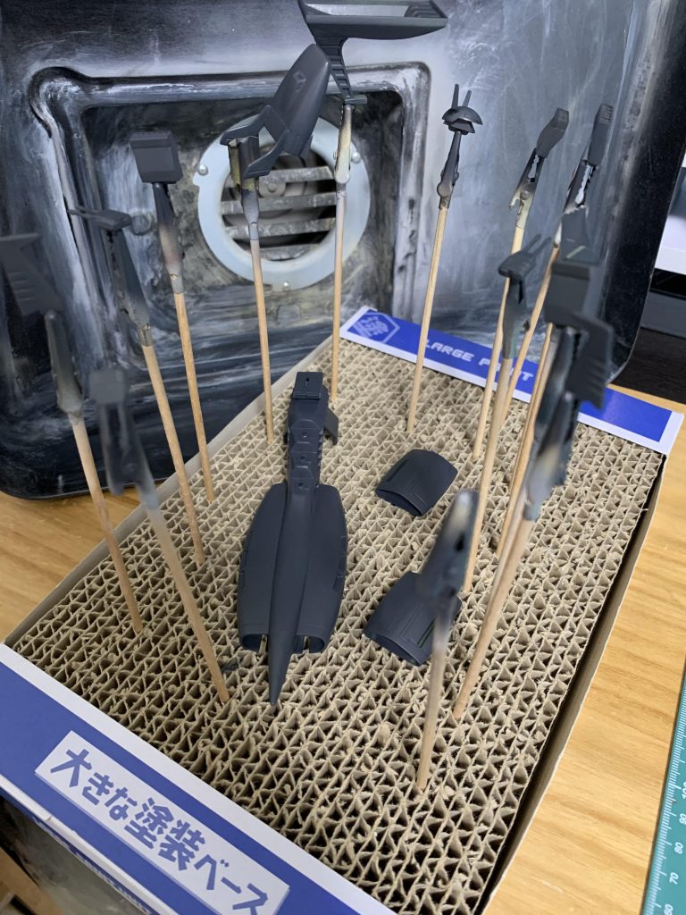 初めてメカサフとガイアノーツ純正薄め液を使ってみた。すごく使いやすかった。塗装ブースはクレオスのスーパーブースコンパクト。隣の部屋の家族から臭いが漏れてきたと大クレーム。タミヤのパワーコンプレッサーだとパワーが強過ぎて排気できなかったのかも。※塗装中はちゃんとフィルターつけてました。後片付け中に写真撮ったので。